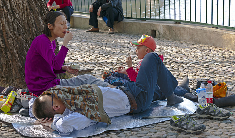 Chinese_family_with_one_child_at_Beihai_Park,_Beijing.jpg